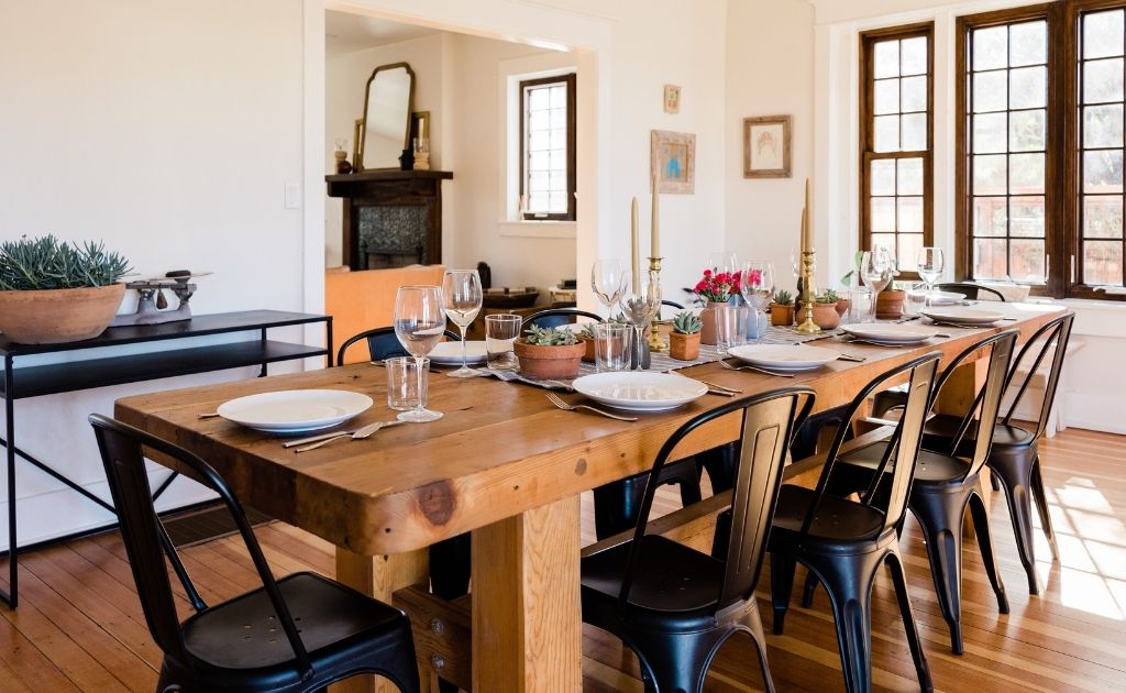 Sala com mesa de jantar perfeita de madeira