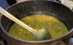 Sopa de ervilha na panela de pressão