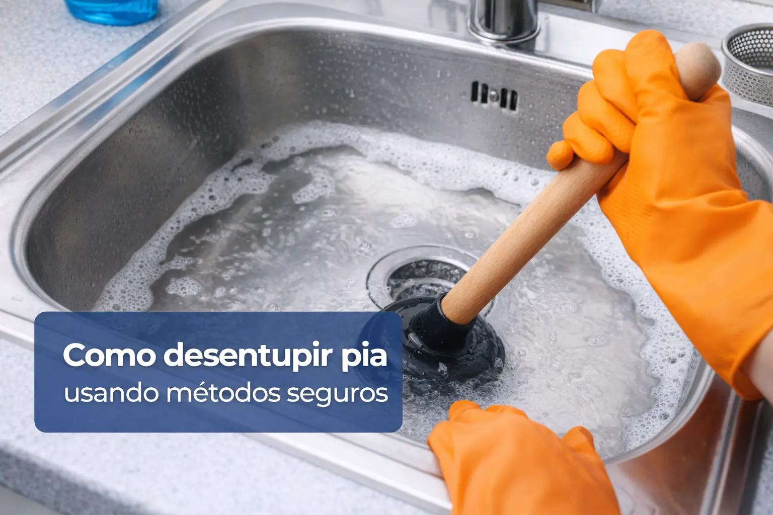Pessoa desentupindo pia de aço inox com métodos seguros usando desentupidor