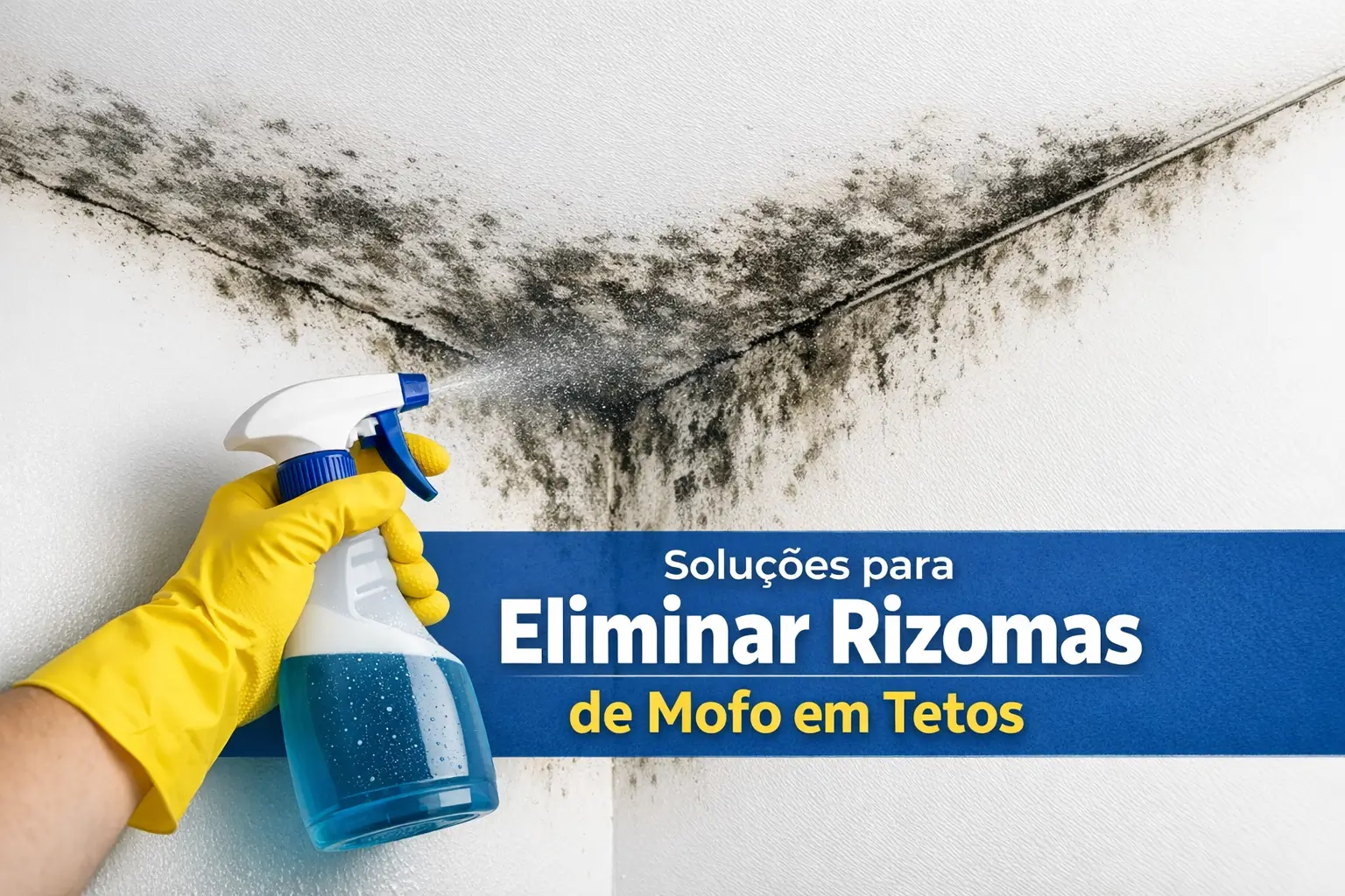 Mão aplicando solução azul para remover mofo de teto branco