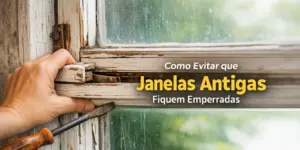 Mão ajustando tranca de janela antiga de madeira com ferramenta, fundo verde