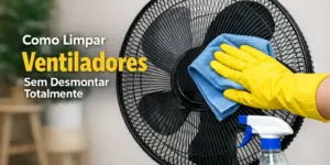 Pessoa limpa ventilador com pano azul e luvas amarelas para economia doméstica