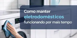 Pessoa limpando superfície metálica com pano azul em cozinha moderna