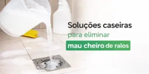 Recipiente despejando líquido espumante no piso com escova e ralo ao fundo