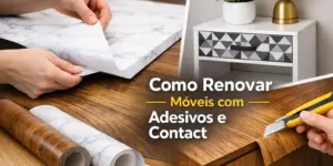 Pessoa aplicando adesivo marmorizado em móveis com rolos ao fundo e mesa reformada ao lado