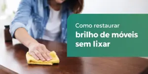 Mulher limpando mesa de madeira com pano amarelo, foco no brilho