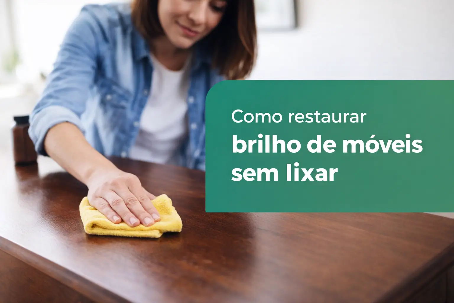 Mulher limpando mesa de madeira com pano amarelo, foco no brilho