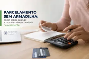 Pessoa usando calculadora e analisando orçamento, dicas práticas financeiras